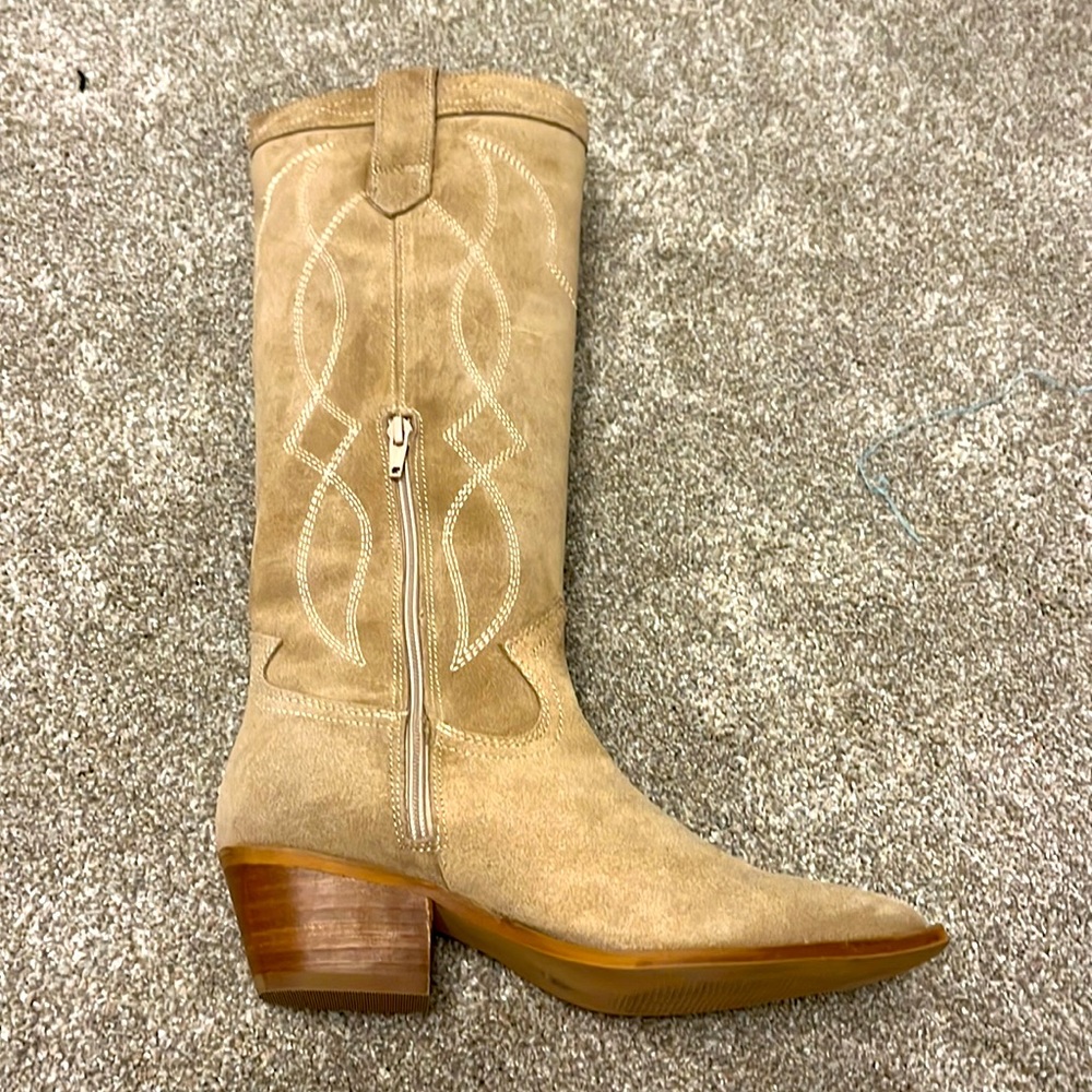 New never worn ! leather upper size 7!!! Bought in error not right for me!!